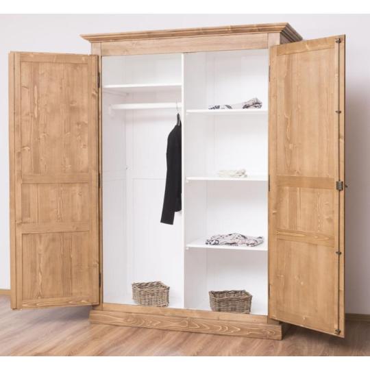 masivne mediteranske satnikove skrine rustikalna klasicka satnik hneda spalna garderob vyroba nabytku na mieru vidiecky balaton chata nabytok lameridiana interier dizajn satniky vesacie.jpg